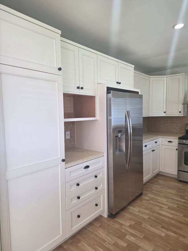 Building Photo - West Side Petaluma Gem- Beautiful 3 bedroom 2 bathroom