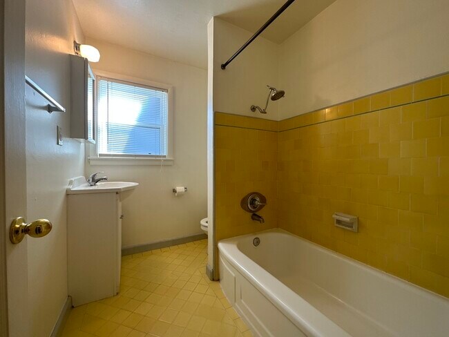 Building Photo - Cute 2 bed/1 bath Duplex in East Sac!!