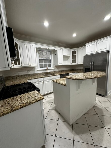 Kitchen - 2451 N Monticello Ave