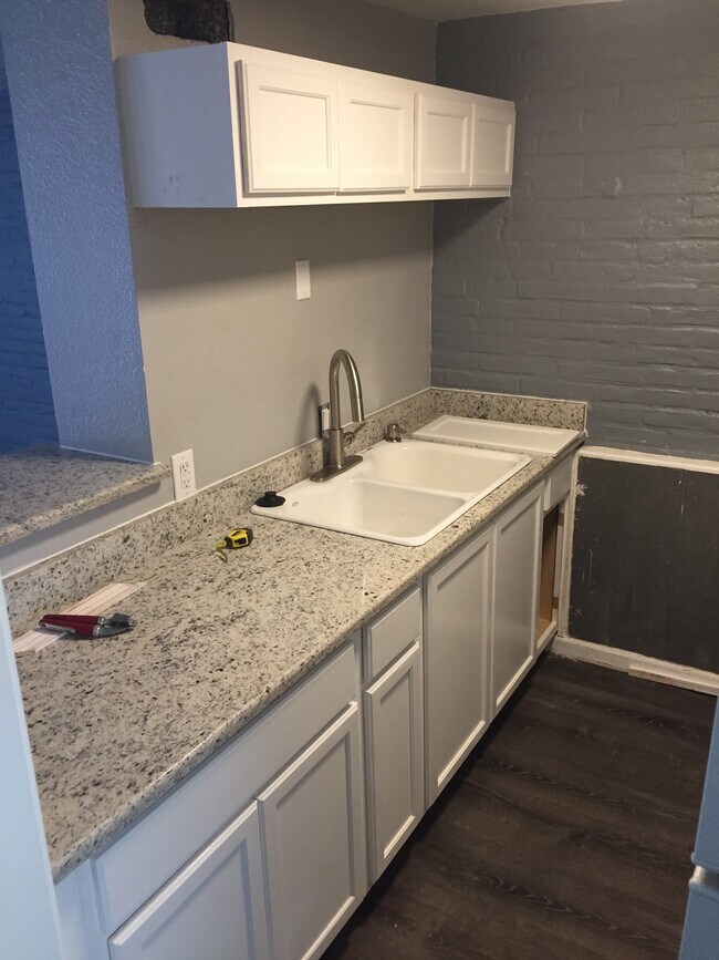 Building Photo - 408 Ira Ave