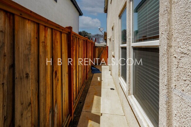Building Photo - Charming 4-Bed, 2.5-Bath Home in Tracy’s E...
