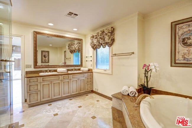 Building Photo - 1094 Garden Ln