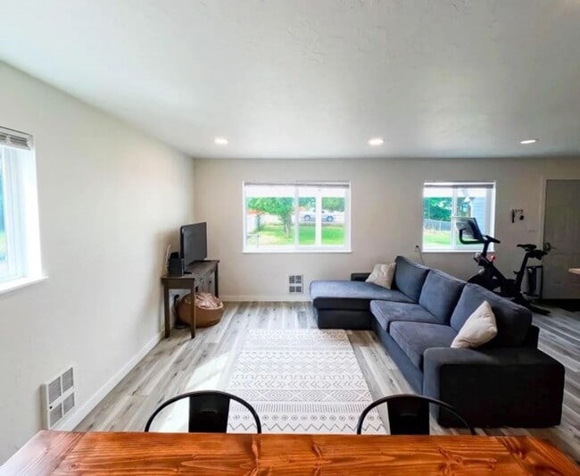 Building Photo - Beautifully remodeled 3-bedroom, 2-bathroo...