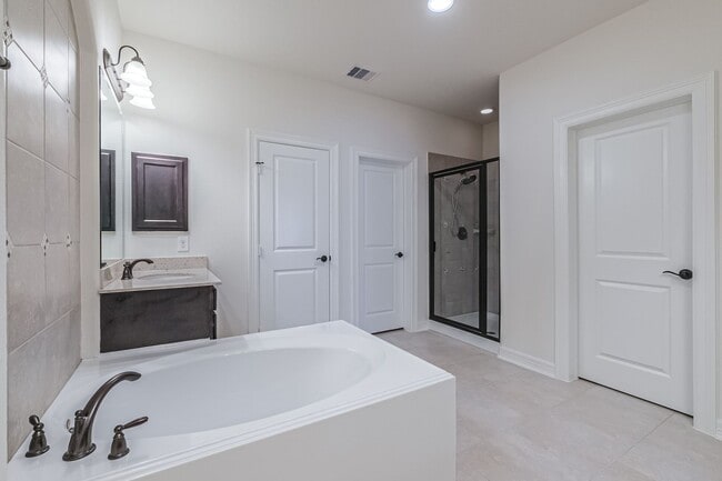 Building Photo - Furnished 3BR 3 Story Townhome