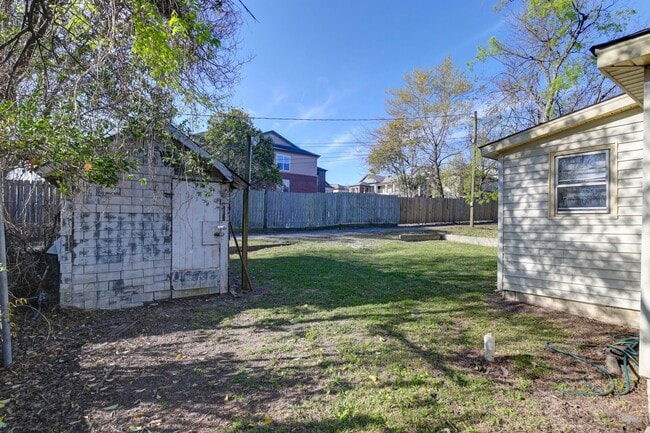 Building Photo - Beautiful historic home for rent in The Av...