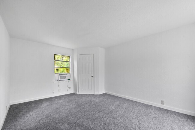 Building Photo - 806 E Emily Ave