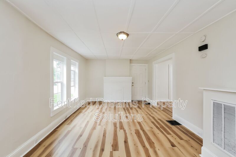 Building Photo - 2218 Greenway Ave NW