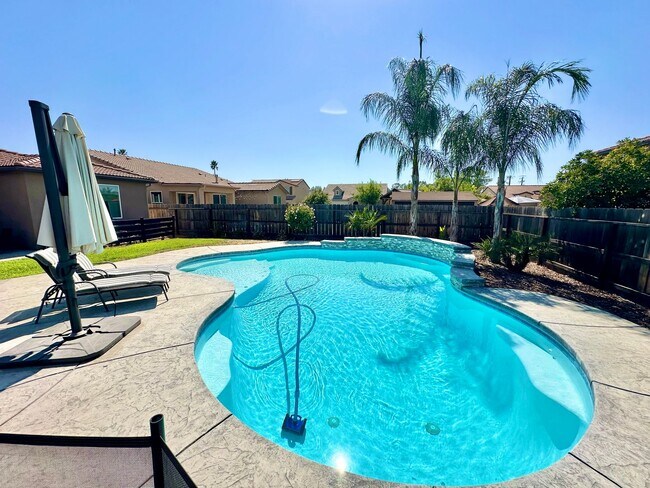 Building Photo - North Clovis 3/3 with Bonus Room and Pool
