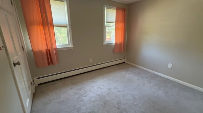 Building Photo - Available Now | 3 Bed, 1.5 Bath Single-Fam...