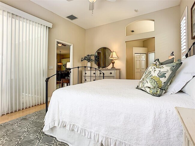 Building Photo - 539 Fallbrook Dr