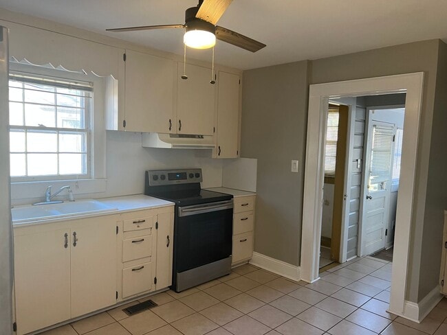 Building Photo - Beautiful 3 bedroom 1.5 bathroom house available!