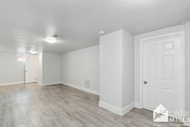 Building Photo - 212 Kansas Flats