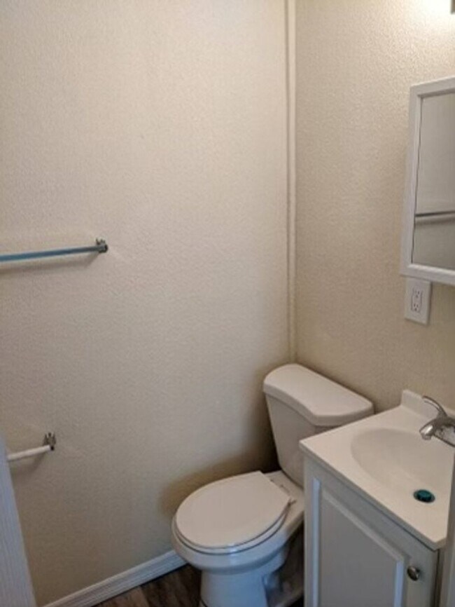 Building Photo - 1/1 remodeled Cottage with bonus room