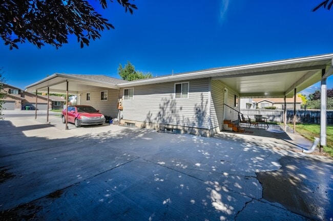 Building Photo - 916 Vics Rd