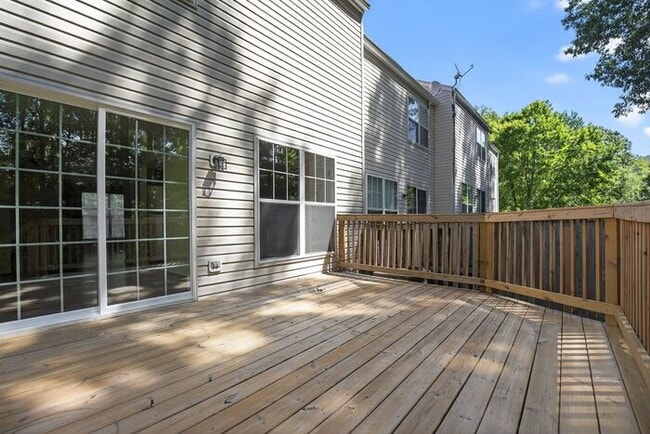 Building Photo - Lovely End Unit 3-Level Townhome in Kingsv...