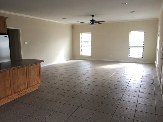 Building Photo - Spacious 5/4 House with Open Floor Plan Ne...