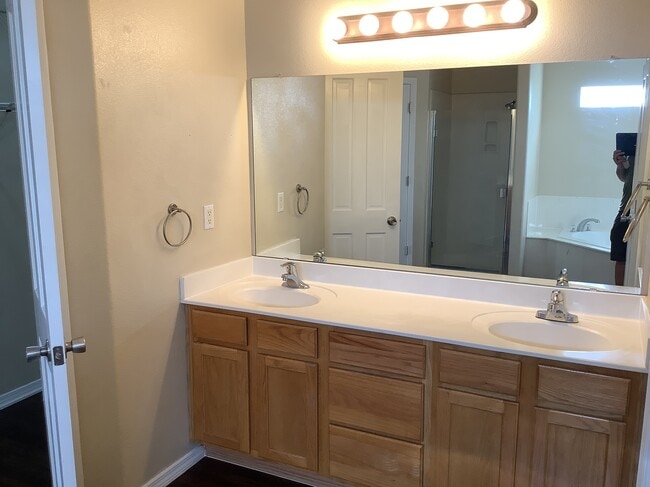 Building Photo - 3141 Zia St NE