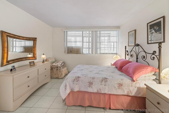 Building Photo - 1333 E Hallandale Beach Blvd