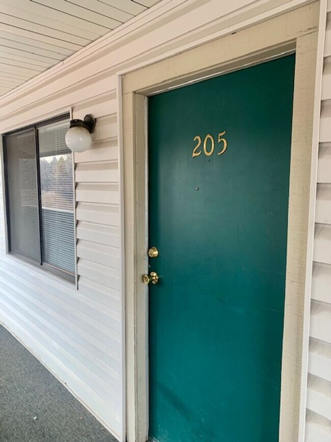 Building Photo - 1 bed/1 bath apartment close to CSU, bike trails, restaurants, shopping and more!