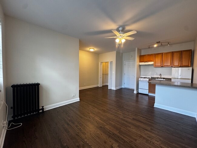 Building Photo - 1344 W Lunt Ave
