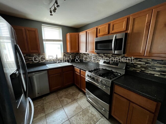 Building Photo - 2840 N Maplewood Ave