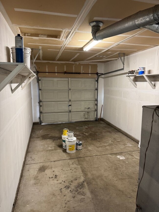 Building Photo - Charming 3 bedroom 1.5 bathroom Two story Town House with an attached garage.