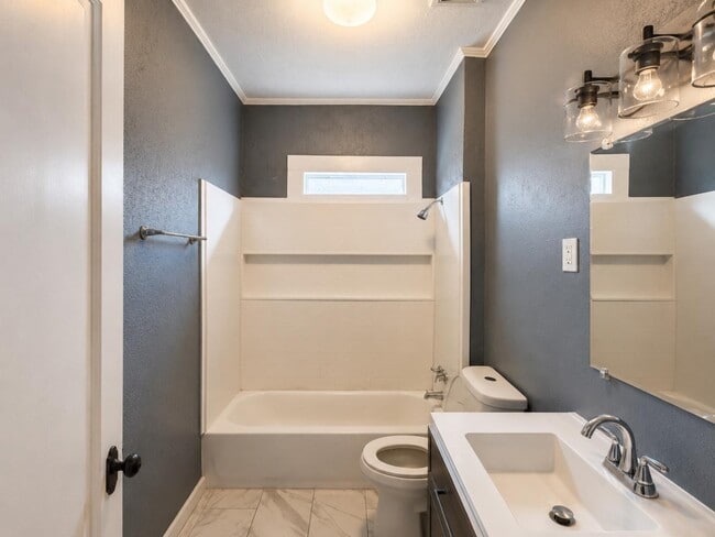 Building Photo - 427 Lakeview St