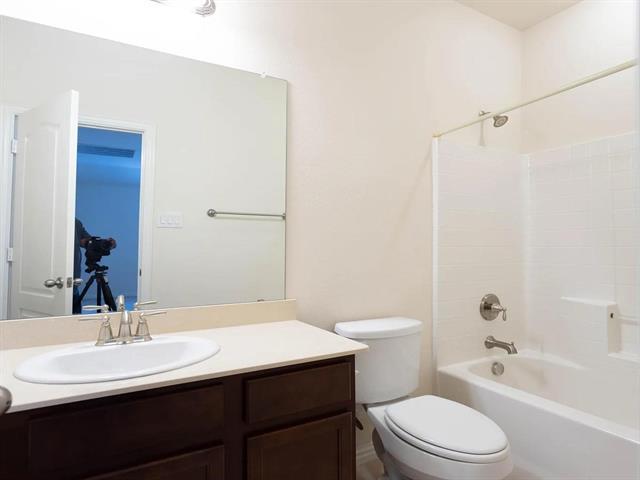 Building Photo - 2601 Sun Creek Dr