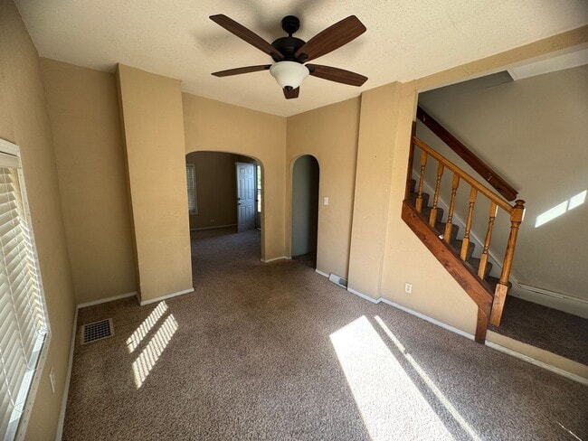 Building Photo - 3 bedroom home in Moline