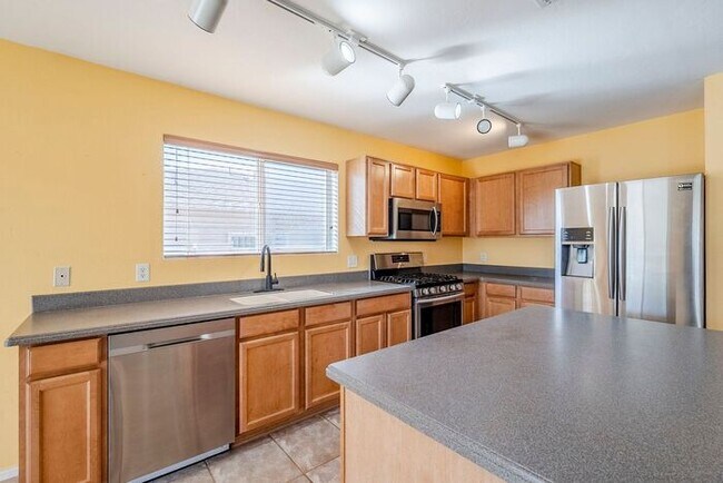 Building Photo - Bright & Spacious 3-Bed Oasis with Pool in...