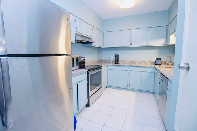 Building Photo - Upscale 1BR/1BA Condo with Balcony & City ...