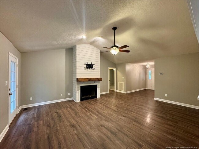 Building Photo - 200 Horseshoe Dr