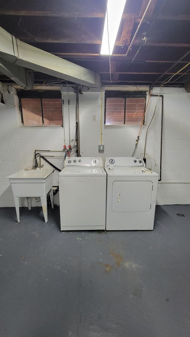 Building Photo - Spacious Three Bedroom Home