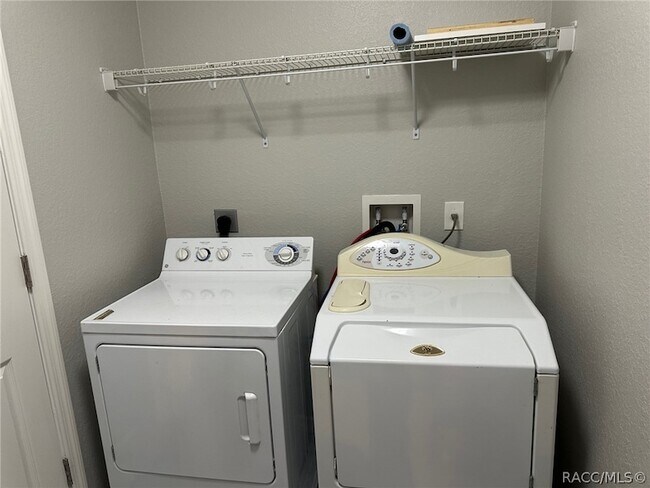 Building Photo - 5825 N Larkspur Way