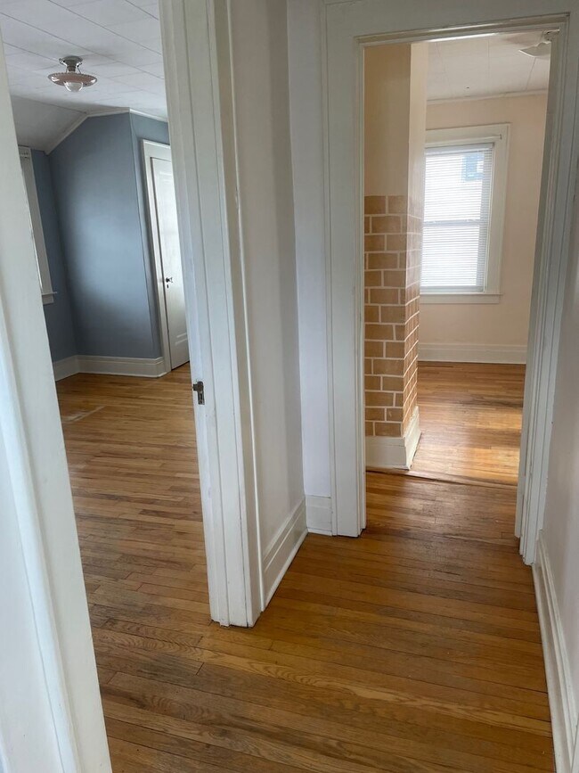 Building Photo - 2 Bed, 1 Bath- Single Family For Rent in t...