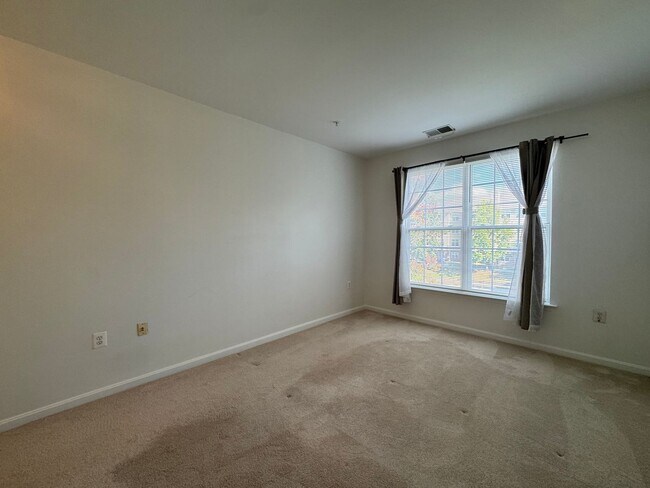 Building Photo - Bright And Cozy 3 Bed 2 Bath Condo With La...