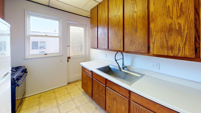 Building Photo - Upstairs 2 Bed 1 Bath at the Charming Vand...