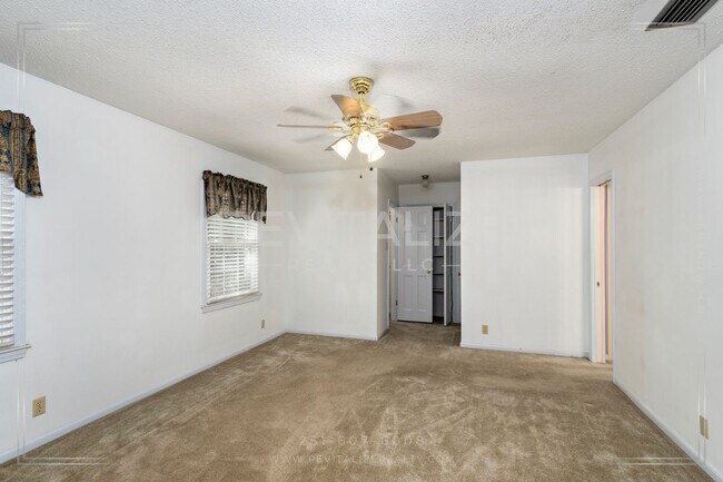 Building Photo - Beautifully Preserved 4 Bd / 3 Ba Vintage ...