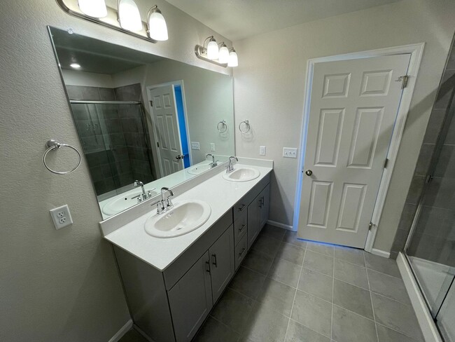 Building Photo - Updated 3 Bedroom Townhome Available July