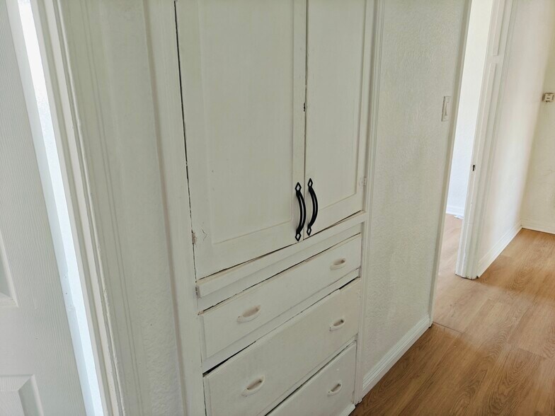 Linen Closet - 1016 E Oaks St