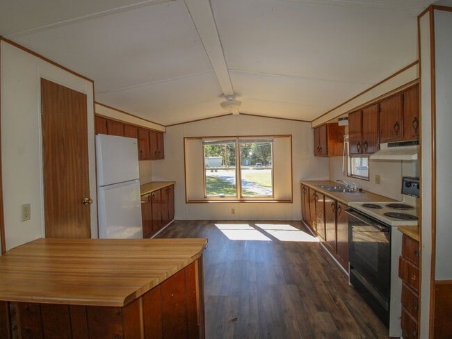 Building Photo - Updated 2BR/1BA Trailer in Muscle Shoals –...