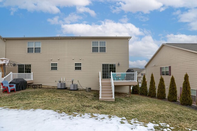 Building Photo - 4 bedroom townhome
