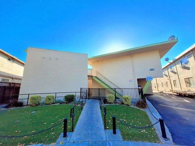 Building Photo - Refurbished 1bd First Floor Apartment With Carport & Laundry & Manager On Site!