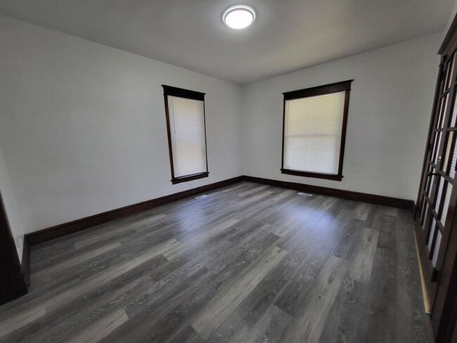 Building Photo - 523 W Maple Ave