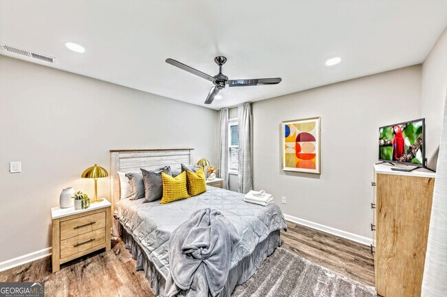 Building Photo - 527 Charing Cross Dr