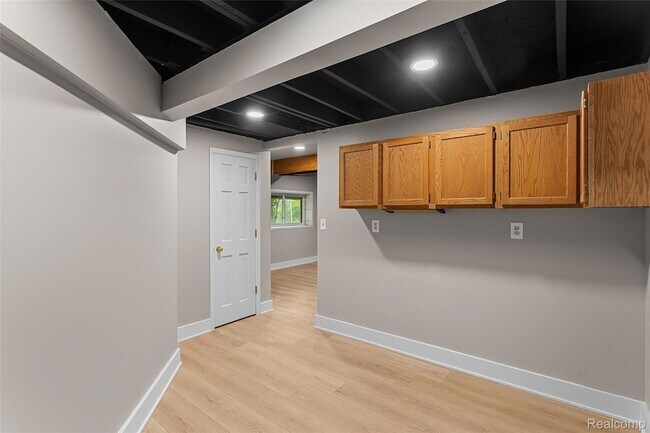 Building Photo - 6552 Orion Rd