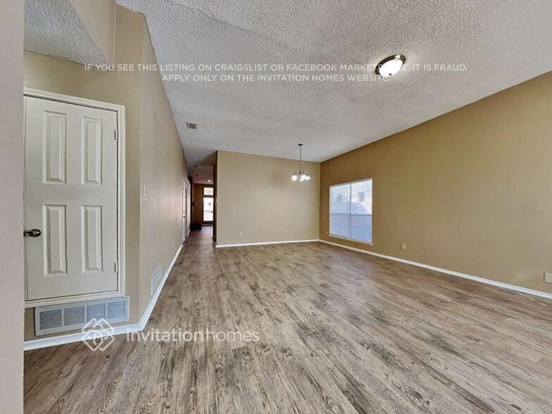 Building Photo - 2060 Camelot Dr
