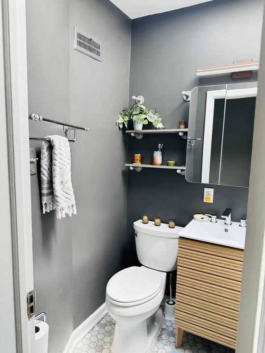 Building Photo - 1911 D St NE