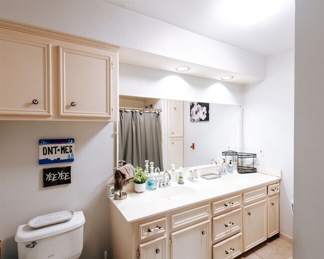Building Photo - 1111 Doral Ln