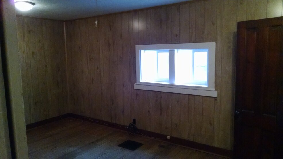 Bedroom. - 1201 N Madison St